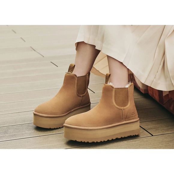NWOB UGG Neumel Genuine Shearling Platform Chelsea Boot- Chestnut KIDS 13US